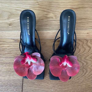 Rote Orchidee Blume Heels Sandalen