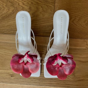 Rote Orchidee Blume Heels Sandalen