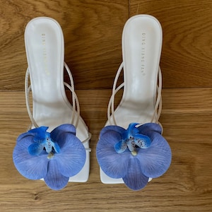 Blaue Orchidee Blume Heels Sandalen