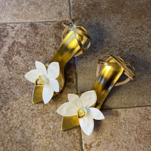 Weiße Orchidee Blume Gold Heels