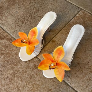 Pumps in Orchideenform