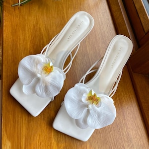 Weiße handgemachte Orchidee Blume Heels Sandalen