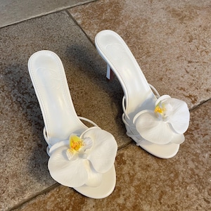 Weiße handgemachte Orchidee Blume Heels Sandalen