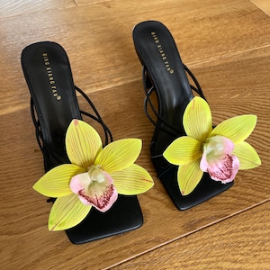 Grüne Orchidee schwarze Riemchensandalen