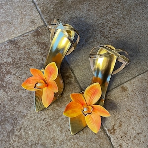 Lebendige Orange Orchidee Gold Heels