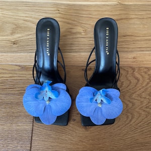 Blaue Orchidee Blume Heels Sandalen