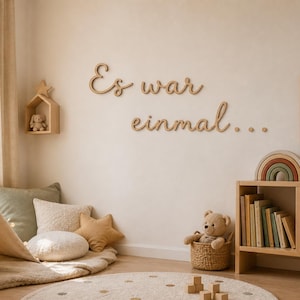 Könnte beinhalten: Ein gemütliches Kinderzimmer mit Holzdekor. An der Wand steht der Schriftzug "Es war einmal..." in Schreibschrift. Ein kleines hausförmiges Regal beherbergt einen Teddybären. Weitere Elemente sind ein Tipi, Kissen, ein Regenbogen und ein gerahmter Heißluftballon-Druck.