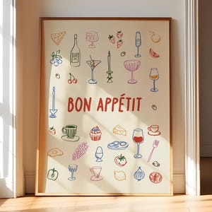 Peut inclure: Une affiche encadrée sur fond crème avec des dessins au trait colorés d'aliments et de boissons. Comprend une bouteille de vin, des verres, des fruits et l'expression "BON APPÉTIT" en rouge. Le cadre est de couleur marron clair.