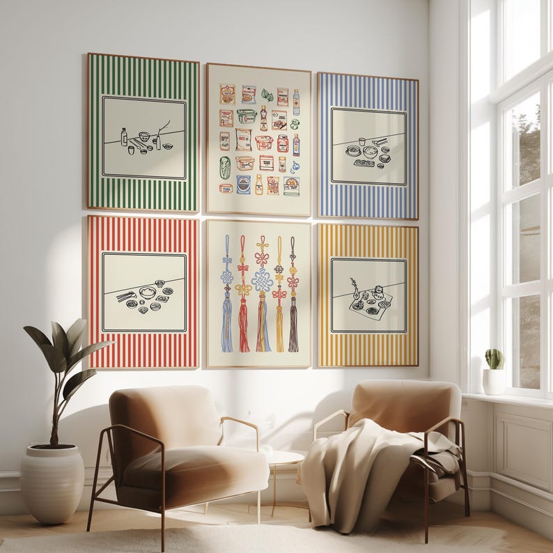 Puede incluir: Seis impresiones art&iacute;sticas enmarcadas con dibujos lineales de alimentos y elementos decorativos. Los marcos tienen fondos a rayas en verde, azul, rojo y amarillo, y una impresi&oacute;n central con borlas coloridas. Las impresiones se exhiben sobre dos sillones en una habitaci&oacute;n luminosa.