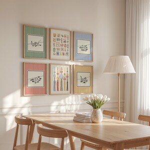 Puede incluir: Seis impresiones art&iacute;sticas enmarcadas con varios dise&ntilde;os cuelgan de una pared. Las impresiones tienen marcos de madera y bordes a rayas de colores en verde, rojo, azul y amarillo. La obra de arte presenta dibujos lineales de alimentos y elementos decorativos.