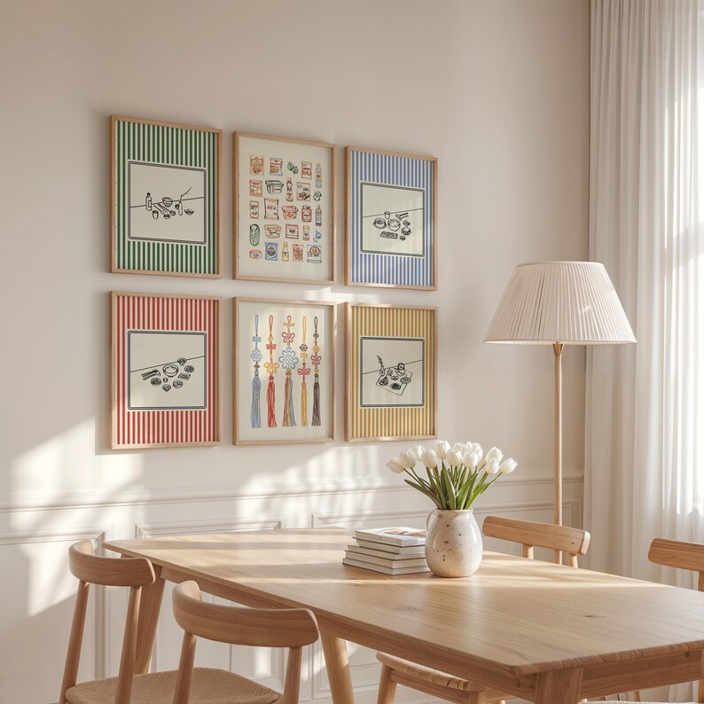 Puede incluir: Seis impresiones art&iacute;sticas enmarcadas con varios dise&ntilde;os cuelgan de una pared. Las impresiones tienen marcos de madera y bordes a rayas de colores en verde, rojo, azul y amarillo. La obra de arte presenta dibujos lineales de alimentos y elementos decorativos.