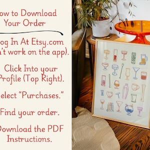 Op de afbeelding: Een ingelijste print met kleurrijke illustraties van cocktailglazen en barbenodigdheden. De print wordt weergegeven op een houten vloer, met tekst aan de linkerkant met de tekst "How to Download Your Order".