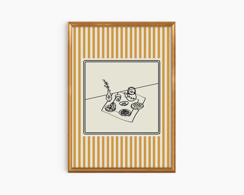 Puede incluir: Una impresi&oacute;n art&iacute;stica enmarcada con una ilustraci&oacute;n en blanco y negro de una mesa puesta. La obra de arte representa una tetera, platos de comida y un jarr&oacute;n con flores. El marco tiene un acabado dorado y un patr&oacute;n de rayas en amarillo y blanco.