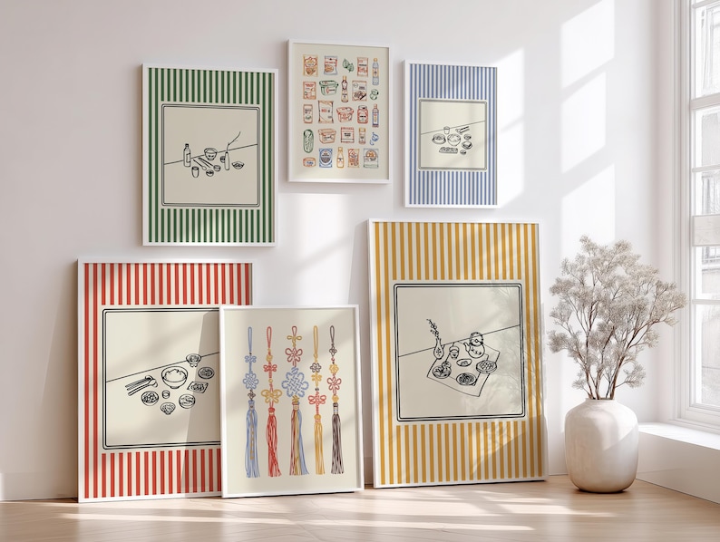 Puede incluir: Una colecci&oacute;n de l&aacute;minas enmarcadas con dibujos lineales de alimentos y elementos decorativos. Las l&aacute;minas tienen bordes a rayas en verde, rojo, azul y amarillo. Una l&aacute;mina muestra adornos de nudos coreanos.