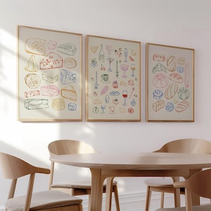 Puede incluir: Tres ilustraciones enmarcadas de art&iacute;culos de comida. El primer marco presenta una variedad de quesos en diferentes colores y formas. El segundo marco presenta una variedad de art&iacute;culos de comida, incluyendo copas de vino, cerezas y una taza de caf&eacute;. El tercer marco presenta una variedad de panes en diferentes formas y colores.