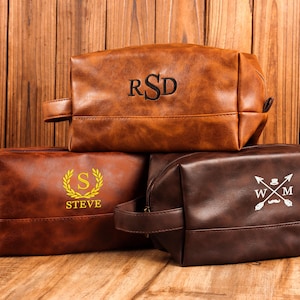 Coffret cadeau garçons d'honneur, broderie sacs homme d'honneur, kit de rasage à personnaliser, voyage, trousse de toilette personnalisée, kit Dopp en cuir, cadeau de mariage, cadeau pour lui