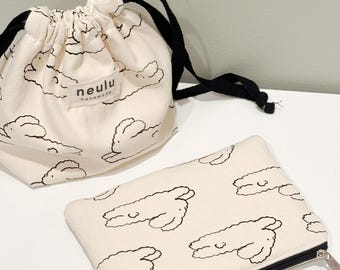 Handgemaakt tasje | Essentieel tasje | Make-up tasje | Make-up etui | Konijnenprint | Wit tasje | Sleuteltasje | Cameratasje | Tasje met trekkoord