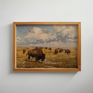 Puede incluir: Una pintura enmarcada que representa una manada de bisontes pastando en un campo de hierba bajo un cielo nublado. La pintura presenta un gran bisonte en primer plano, con bisontes más pequeños dispersos por el campo.