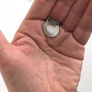 Sashiko Palm Thimble: Adjustable ring dish thimble from Clover. image 3