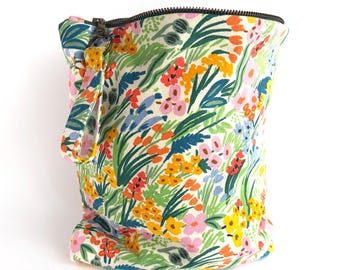 Floral Zip Top Bag: Zipper storage or project bag.