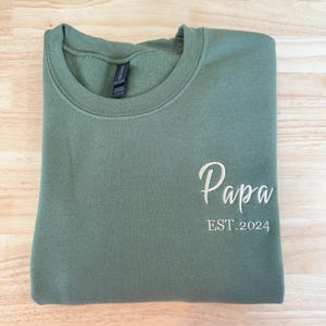 Sudadera bordada personalizada para el Día del Padre, nombre en la manga con icono, camiseta del año de nacimiento del papá, regalo para papá nuevo, regalo para el Día del Padre