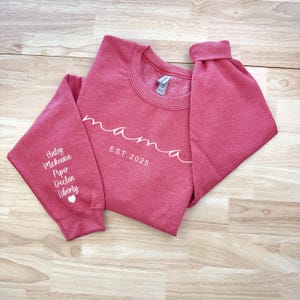 Sweat-shirt maman brodé personnalisé avec nom de l'enfant sur la manche, sweat-shirt maman personnalisé, pull maman minimaliste, cadeau fête des mères pour maman