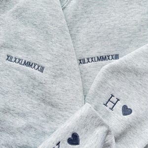 Aangepaste geborduurde hoodie met Romeinse cijfers - cadeau voor koppels - gepersonaliseerd cadeau datum hoodie initiaal op mouw - verlovingen, jubileumcadeau