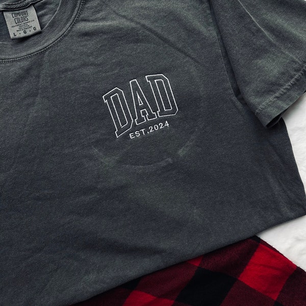 Camiseta bordada personalizada para o dia dos pais, nome na manga com ícone, camiseta do ano do papai Est, presente para o novo pai, cores confortáveis, presente para o dia dos pais
