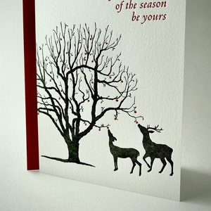 Carte pliée en typographie 2 couleurs Deer Eating Apples d'hiver