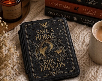 Funda para Kindle «Save a Horse Ride a Dragon» / Ilustración de dragón de fantasía (inspirada en «Fourth Wing»)