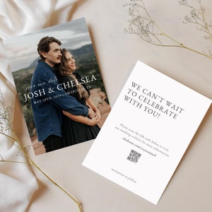 Könnte beinhalten: Save-the-Date-Karte mit einem Foto eines Paares vor einer Bergkette. Der Text lautet "Save our date, Josh & Chelsea, May 18th, 2024, Amarillo, TX". Eine separate Karte lautet "We can't wait to celebrate with you!" und enthält einen QR-Code mit dem Text "Please scan the QR code below to visit our wedding website for more information. theknot.com/customer!"