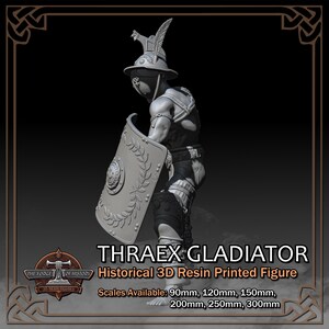 K&ouml;nnte beinhalten: 3D-Harz-Druckfigur eines Thraex-Gladiators, einer historischen Figur. Die Figur befindet sich in einer defensiven Haltung und h&auml;lt einen Schild mit Lorbeerkranz-Design. Die Figur tr&auml;gt einen Helm mit Feder und R&uuml;stung. Verf&uuml;gbare Ma&szlig;st&auml;be: 90 mm, 120 mm, 150 mm, 200 mm, 250 mm, 300 mm.