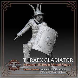 K&ouml;nnte beinhalten: 3D-Harz-Druckfigur eines Thraex-Gladiators. Die Figur befindet sich in einer dynamischen Pose und h&auml;lt ein Schwert und einen Schild. Der Schild hat ein Lorbeerkranz-Design. Der Text "THRAEX GLADIATOR" ist sichtbar.