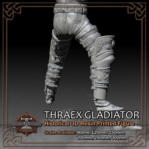 K&ouml;nnte beinhalten: Eine 3D-gedruckte Resinfigur eines Thraex Gladiators, die detaillierte R&uuml;stung und Beinschutz zeigt. Die Figur ist grau und weist aufwendige Designs auf, darunter Riemen und dekorative Elemente. Der Text "THRAEX GLADIATOR" und "Historical 3D Resin Printed Figure" sind sichtbar.