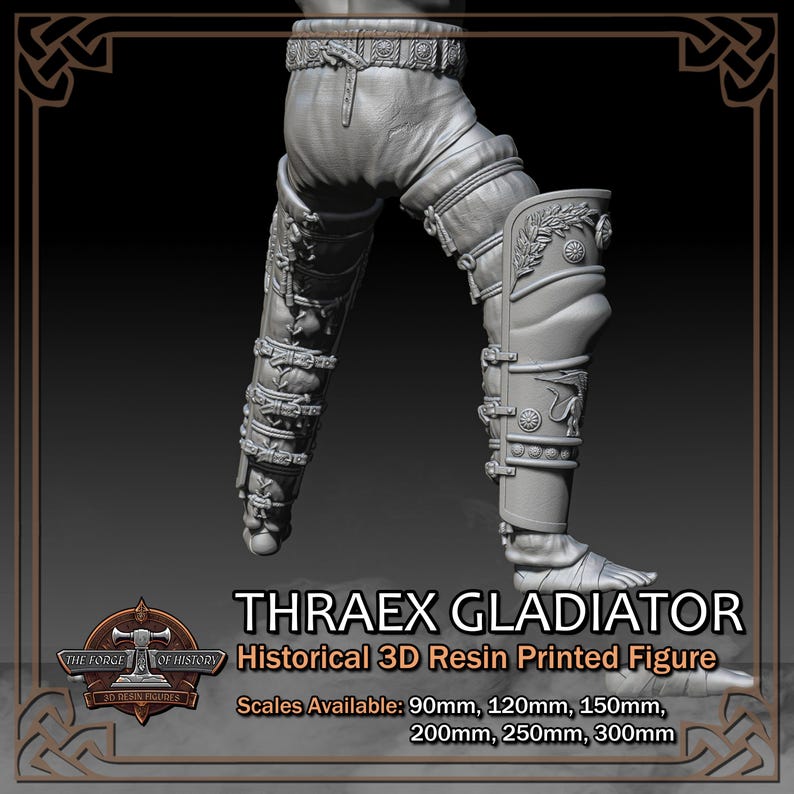 K&ouml;nnte beinhalten: Eine 3D-gedruckte Resinfigur eines Thraex Gladiators, die detaillierte R&uuml;stung und Beinschutz zeigt. Die Figur ist grau und weist aufwendige Designs auf, darunter Riemen und dekorative Elemente. Der Text "THRAEX GLADIATOR" und "Historical 3D Resin Printed Figure" sind sichtbar.
