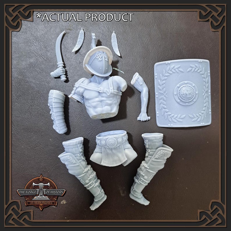 K&ouml;nnte beinhalten: Eine hellgraue, unmontierte Gladiatorfigur mit verschiedenen Komponenten, darunter ein Helm, ein Torso, ein Schild und eine Beinr&uuml;stung. Der Text "*ACTUAL PRODUCT" steht oben. Das Logo f&uuml;r "THE FORGE OF HISTORY" befindet sich unten.