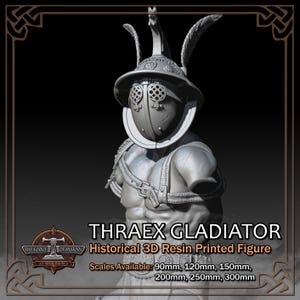 K&ouml;nnte beinhalten: Graue 3D-Harzfigur eines Thraex-Gladiators. Die Figur hat einen Helm mit Gesichtsschutz und Federdetails. Der Text lautet "THRAEX GLADIATOR" und "Historical 3D Resin Printed Figure". Verf&uuml;gbare Ma&szlig;st&auml;be: 90 mm, 120 mm, 150 mm, 200 mm, 250 mm, 300 mm.