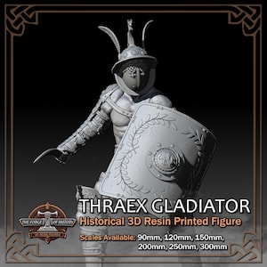 K&ouml;nnte beinhalten: Eine detaillierte 3D-Harz-Druckfigur eines Thraex-Gladiators. Die Figur ist in einer dynamischen Pose dargestellt, mit Schild und gebogener Klinge. Der Gladiator tr&auml;gt einen Helm mit Federn und detaillierter R&uuml;stung. Der Text lautet "THRAEX GLADIATOR" und "Historical 3D Resin Printed Figure".