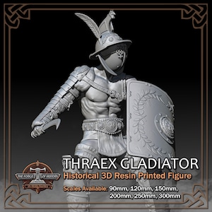 K&ouml;nnte beinhalten: Graue 3D-Harz-Druckfigur eines Thraex-Gladiators, einer historischen Figur. Der Gladiator tr&auml;gt einen Helm mit Federn, R&uuml;stung und h&auml;lt einen Schild und ein gebogenes Schwert. Die Figur ist in verschiedenen Ma&szlig;st&auml;ben von 90 mm bis 300 mm erh&auml;ltlich.