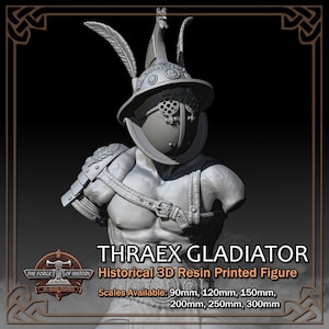 K&ouml;nnte beinhalten: 3D-Harzdruck-B&uuml;ste eines Thraex-Gladiators, mit detailliertem Helm mit Federn und Gesichtsschutz. Der Text "THRAEX GLADIATOR" und "Historical 3D Resin Printed Figure" sind sichtbar. Verf&uuml;gbare Ma&szlig;st&auml;be: 90 mm, 120 mm, 150 mm, 200 mm, 250 mm, 300 mm.