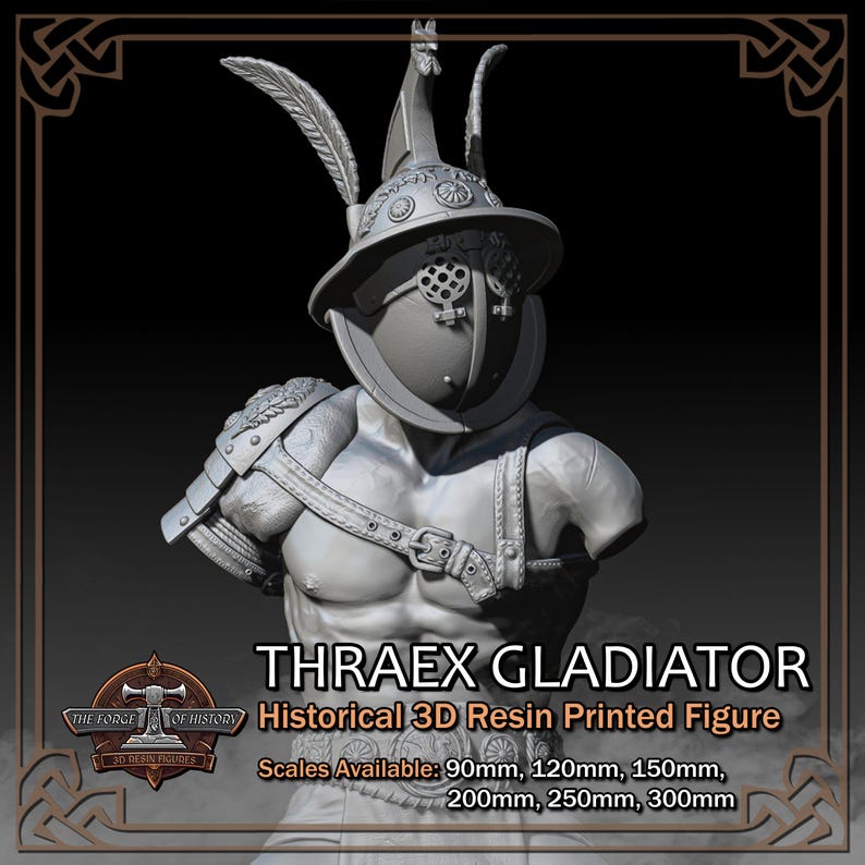 K&ouml;nnte beinhalten: 3D-Harzdruck-B&uuml;ste eines Thraex-Gladiators, mit detailliertem Helm mit Federn und Gesichtsschutz. Der Text "THRAEX GLADIATOR" und "Historical 3D Resin Printed Figure" sind sichtbar. Verf&uuml;gbare Ma&szlig;st&auml;be: 90 mm, 120 mm, 150 mm, 200 mm, 250 mm, 300 mm.