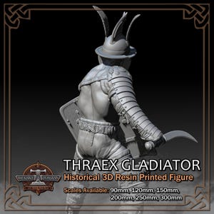 K&ouml;nnte beinhalten: Graue 3D-Harz-Figur eines Thraex-Gladiators, einer historischen Figur. Die Figur tr&auml;gt einen Helm mit federartigen Details, eine R&uuml;stung und h&auml;lt eine gebogene Klinge. Der Text "THRAEX GLADIATOR" ist sichtbar.