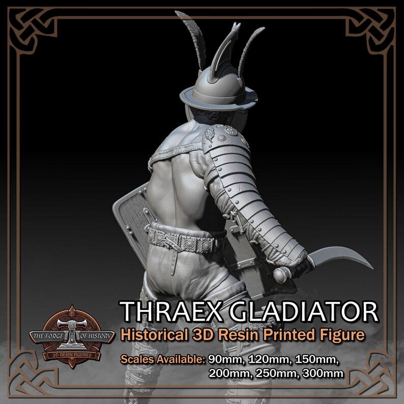 K&ouml;nnte beinhalten: Graue 3D-Harz-Figur eines Thraex-Gladiators, einer historischen Figur. Die Figur tr&auml;gt einen Helm mit federartigen Details, eine R&uuml;stung und h&auml;lt eine gebogene Klinge. Der Text "THRAEX GLADIATOR" ist sichtbar.