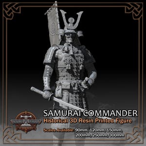 Könnte beinhalten: Eine graue 3D-gedruckte Resin-Figur eines Samurai-Kriegers, der eine Rüstung trägt und ein Schwert hält. Die Figur ist in verschiedenen Größen erhältlich: 90 mm, 120 mm, 150 mm, 200 mm, 250 mm und 300 mm.