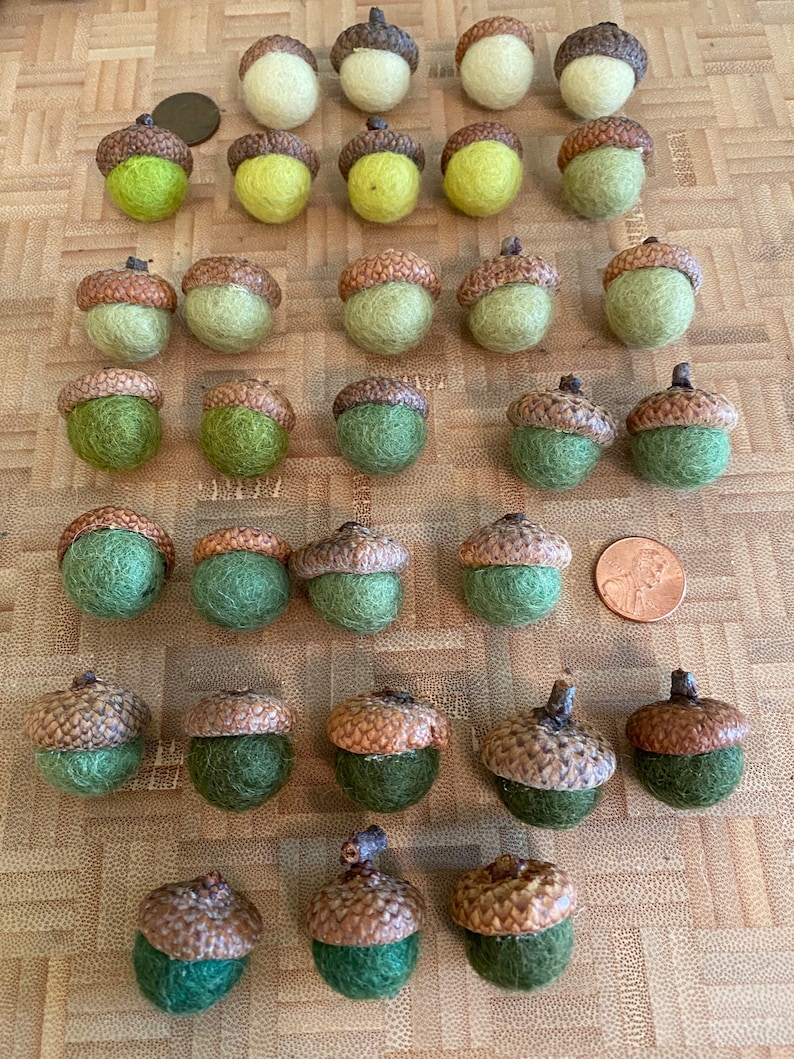 Felted Acorns Beeswax 1.5cm Greens Felt Acorn ALL NATURAL Holiday Decor Bowl Filler No Toxic Glue Lot Of 12 afbeelding 4