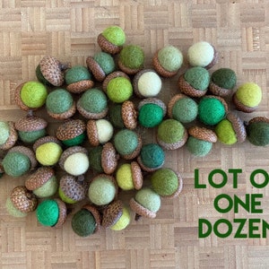 Felted Acorns Beeswax 1.5cm Greens Felt Acorn ALL NATURAL Holiday Decor Bowl Filler No Toxic Glue Lot Of 12 afbeelding 1