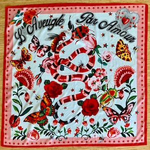 Gucci マフラー L' Aveugle Par Amour スカーフ Gucci L 'Aveugle Par Amour Silk Scarf Mounted on Linen Board