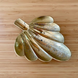 Shell Shaped Brass Bowl Vintage Trinket Dish / Decorative Container Cottagecore Decor