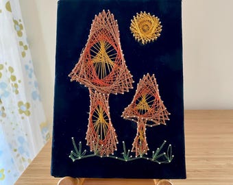 Setas de arte con hilos vintage sobre terciopelo negro, estilo kitsch de los años 70, 5" x 7".