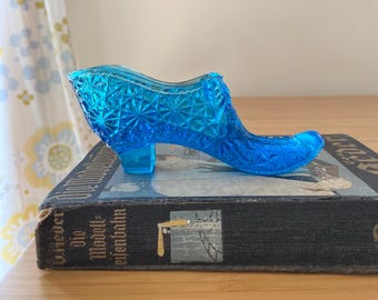 Boyd Glass Shoe / Slipper Button and Daisy Pattern Colonial Blue with Bow Vintage 1940s to 60s